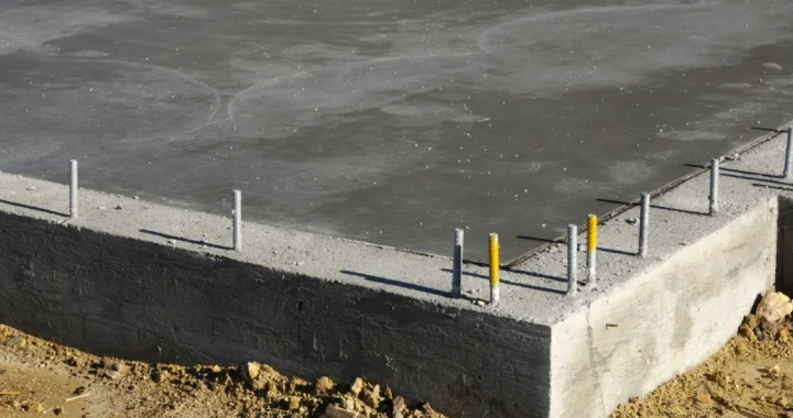 wytyczanie fundamentów pod budowę domu