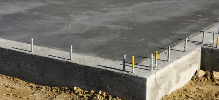 wytyczanie fundamentów pod budowę domu