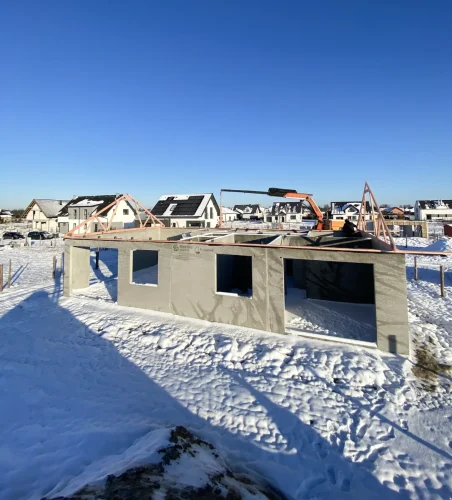 dom w trakcie budowy widok od przodu zimą
