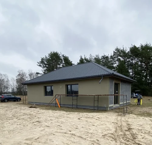 widoczne rusztowania przy budowanym domu parterowym