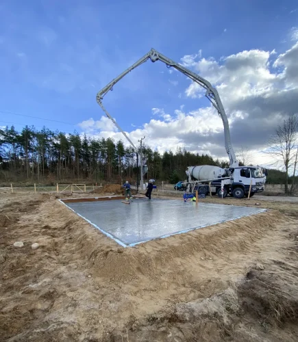 betoniarka wylewająca beton pod fundamenty