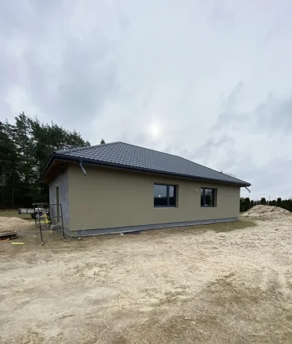 bok domu parterowego w trakcie realizacji