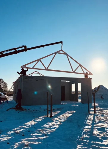 dom w trakcie budowy z podnoszonym elementem dachu